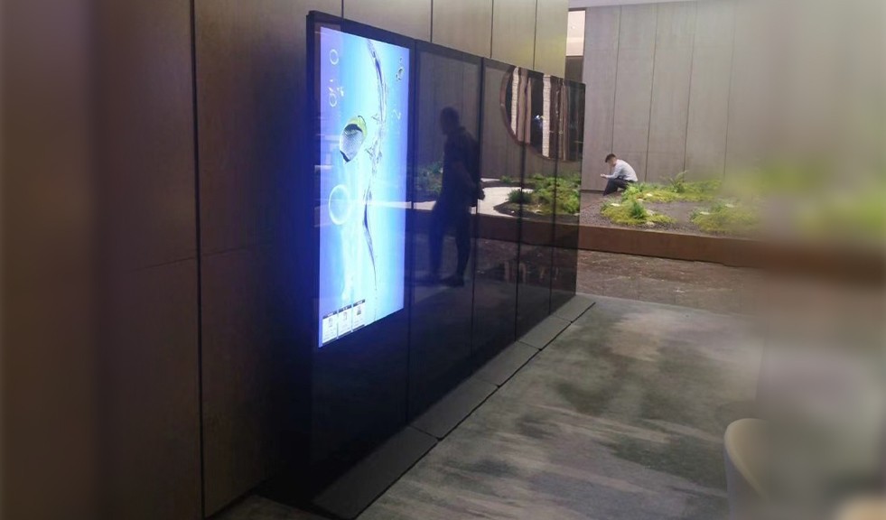 华润地产售楼中心立式液晶广告机