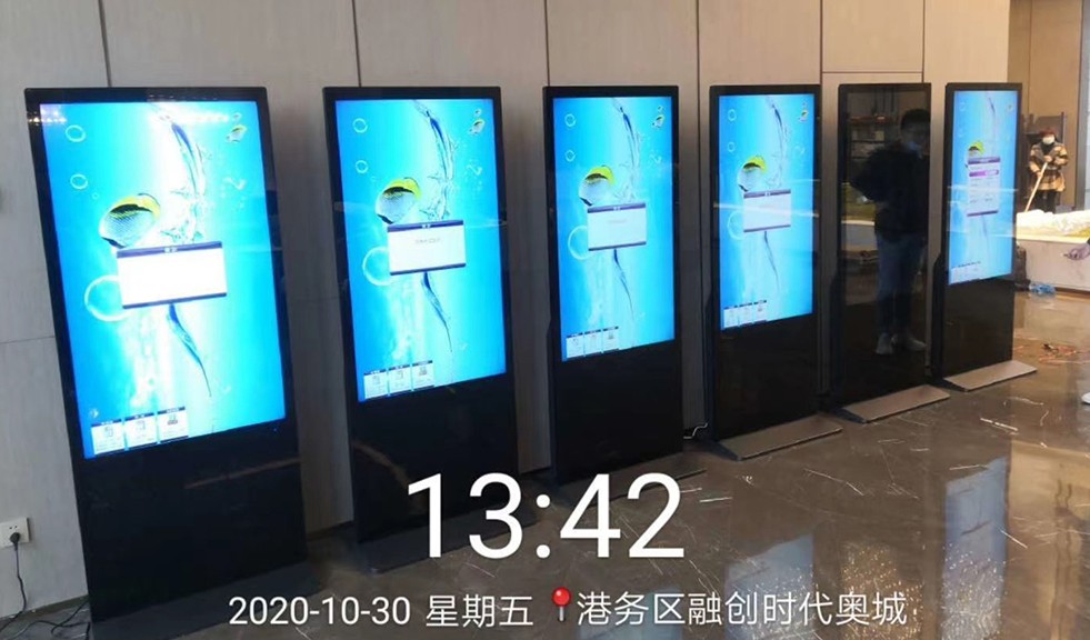 港务区融创时代售楼部立式液晶广告机